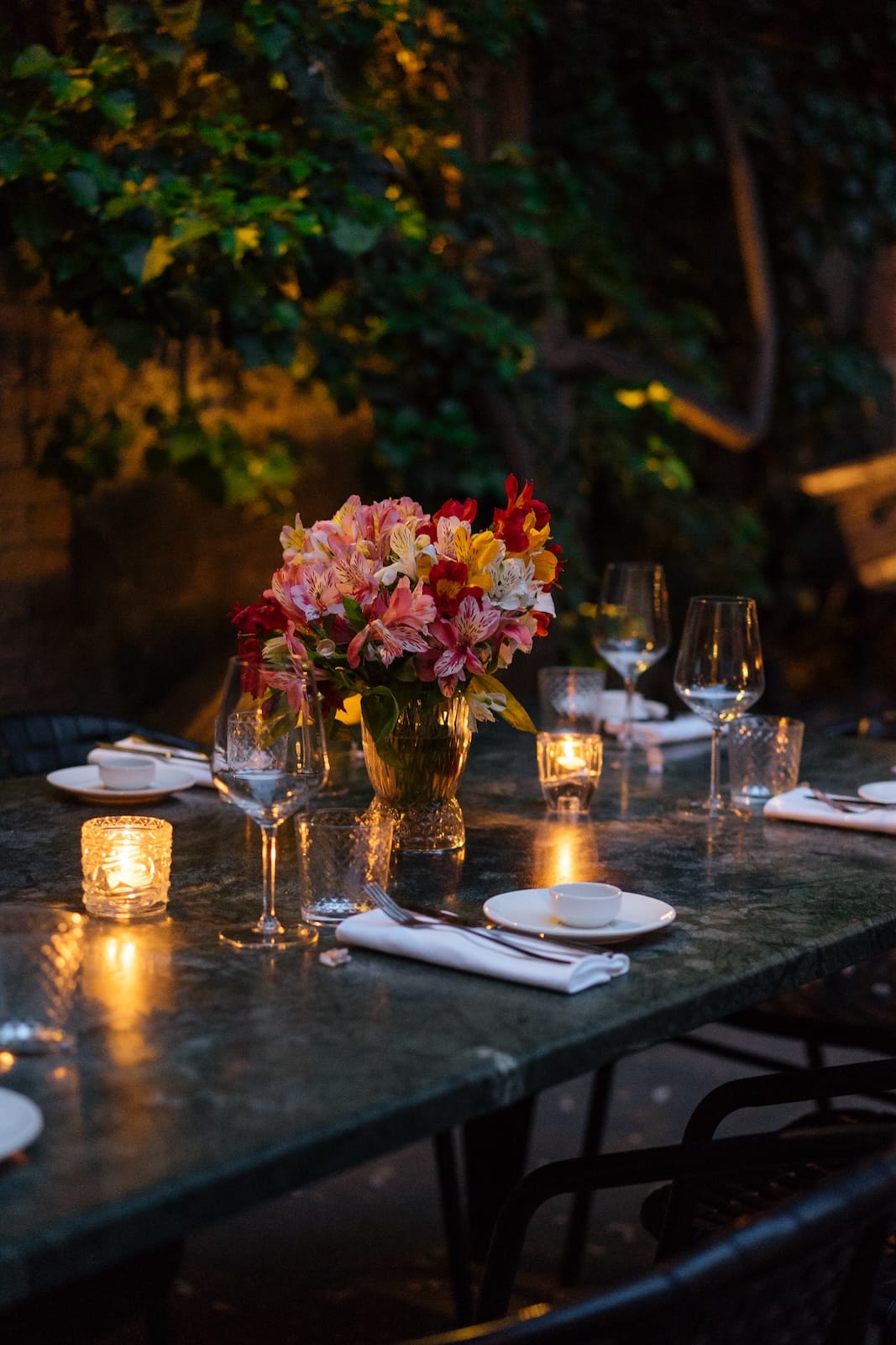 elegantly-set-table-at-beautiful-noura-restaurant